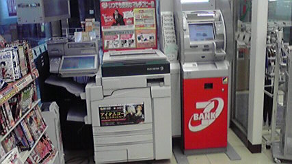 L'interno di un Seven-Eleven giapponese — scaffali ordinati con onigiri, bento, insalate e dolci a prezzi fissi
