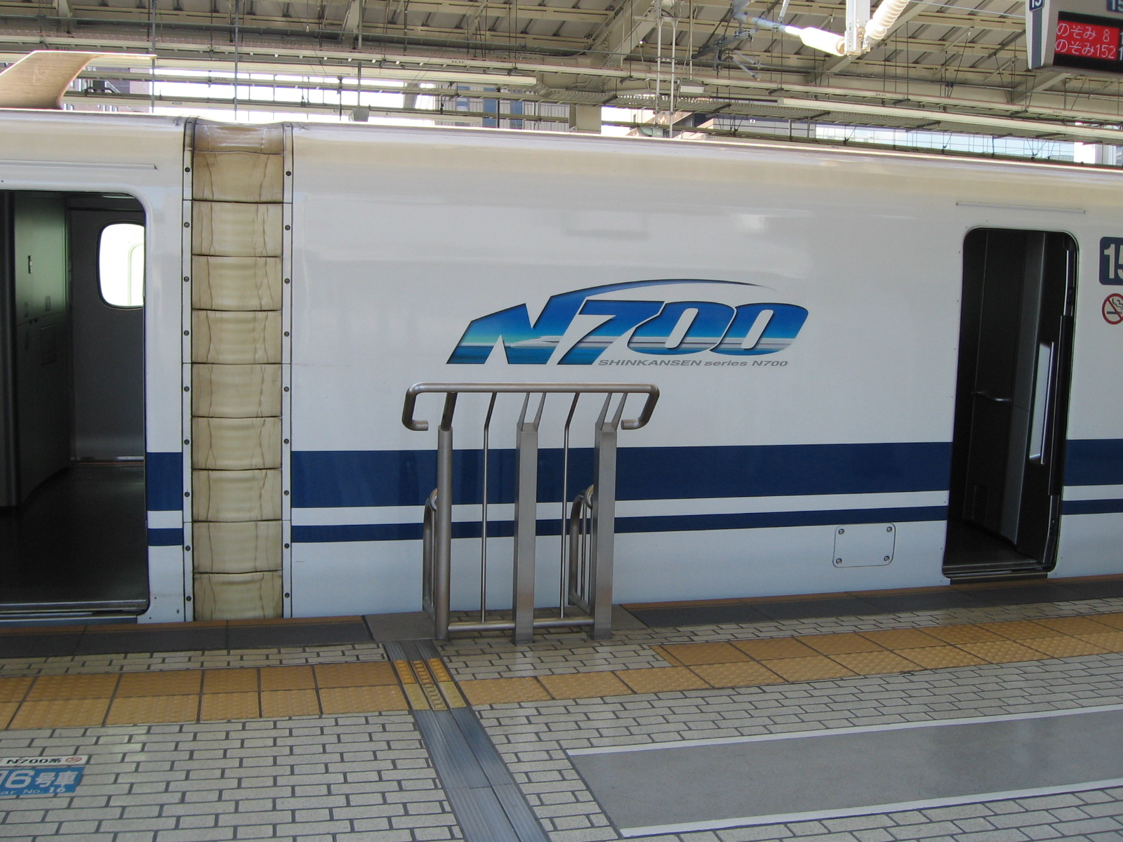 Un treno Shinkansen N700 sul binario con il suo caratteristico muso aerodinamico allungato