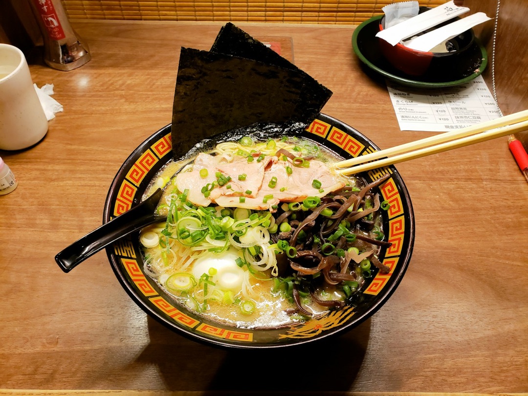 Una ciotola di ramen vista dall'alto