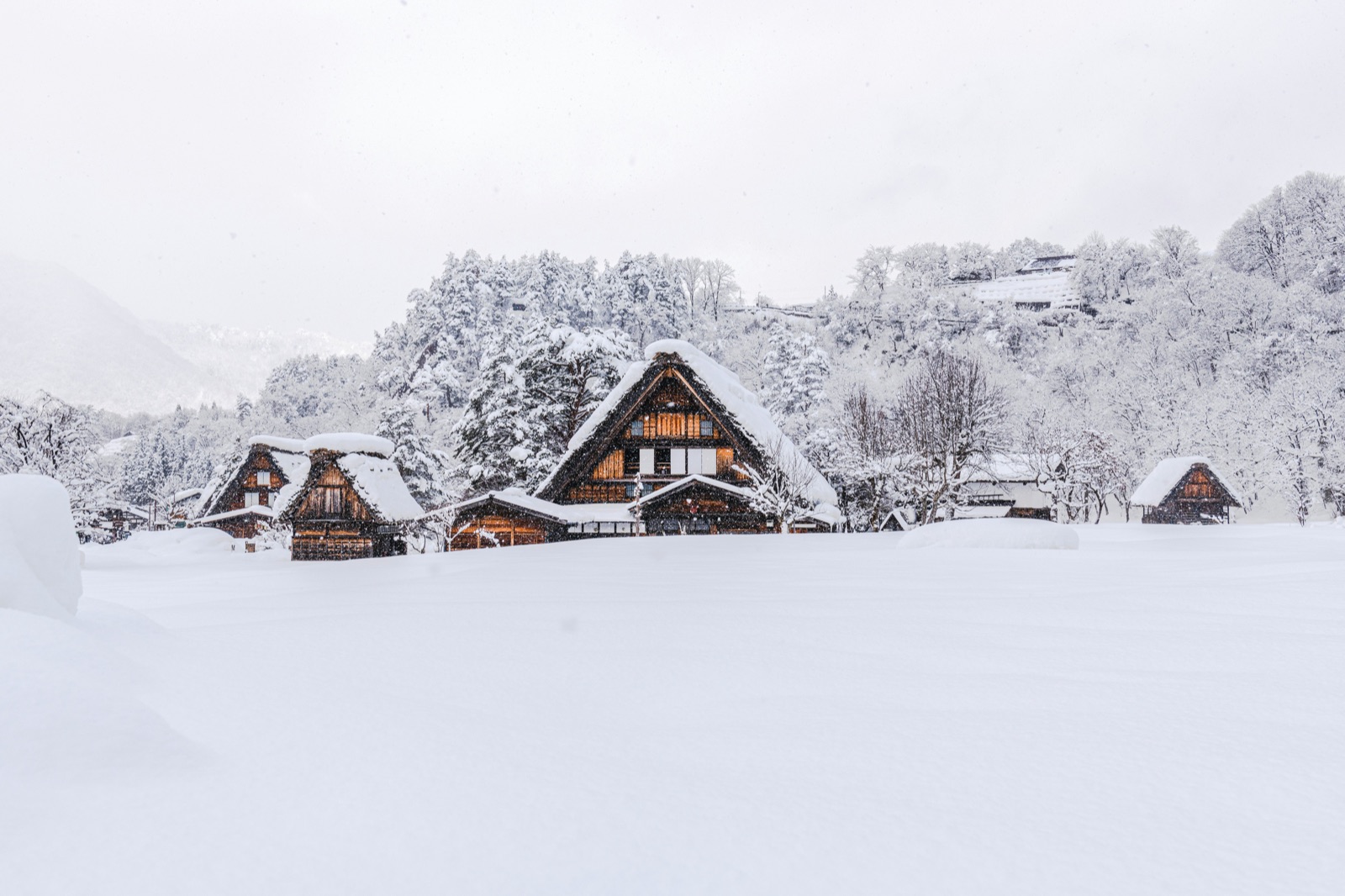 Le case dai tetti di paglia di Shirakawa-go sepolte dalla neve