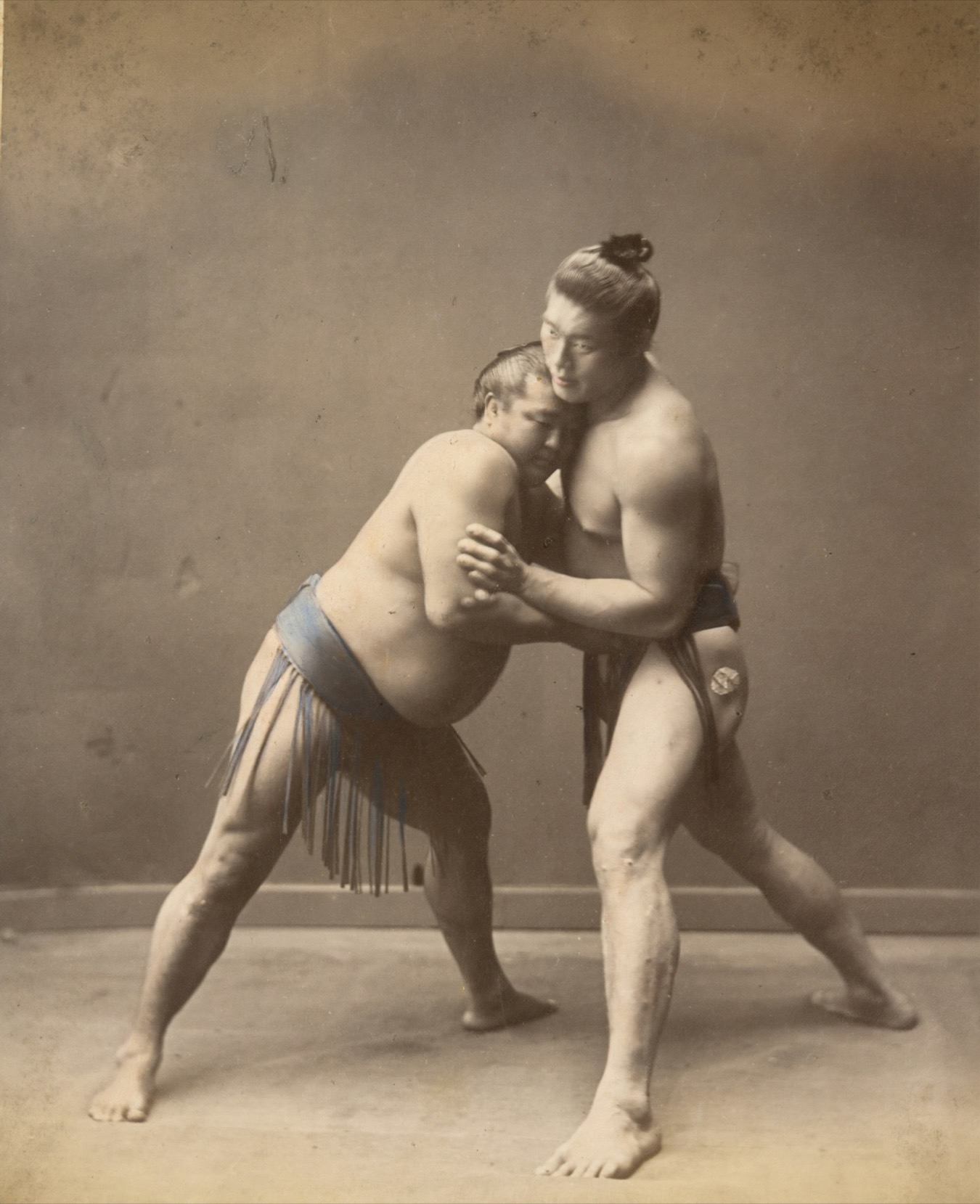 Antica fotografia di lottatori di sumo dell'Ottocento
