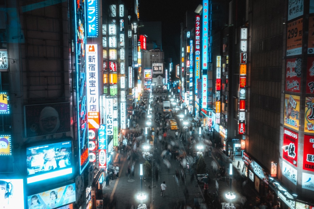 Il quartiere di Shinjuku di sera con i neon di Kabukicho