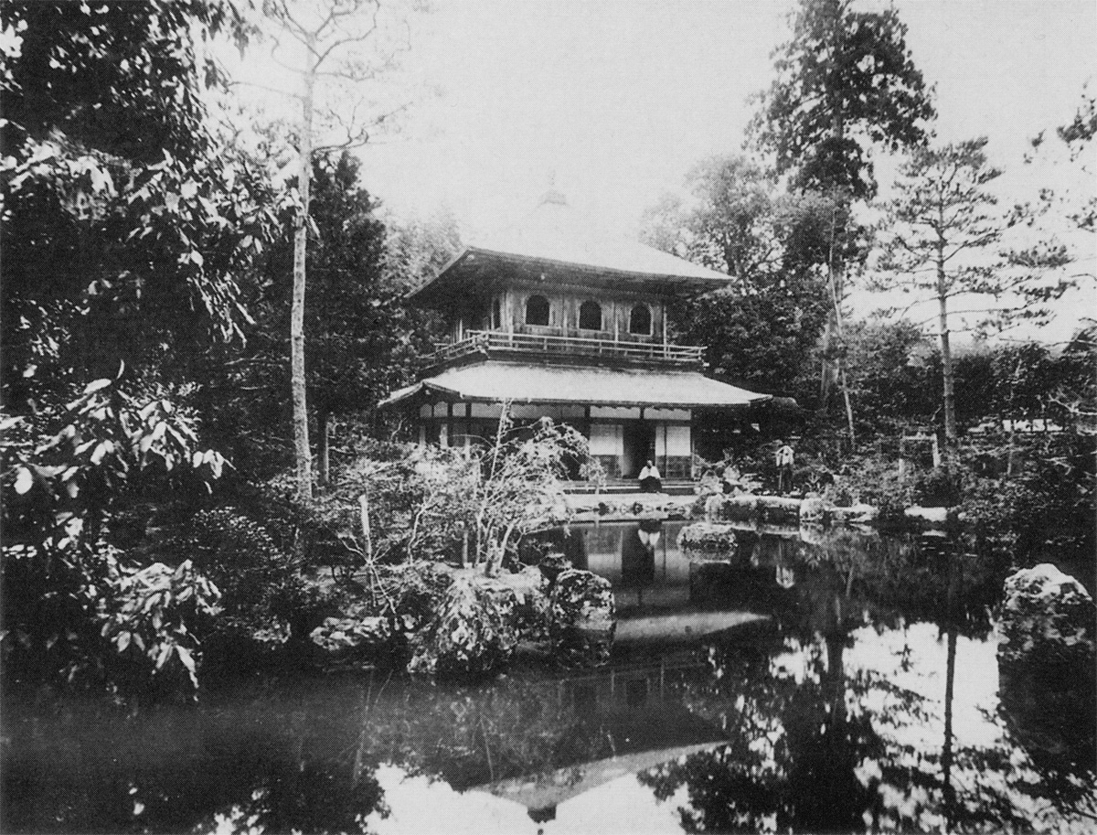 Il padiglione del Ginkakuji tra gli alberi del giardino con il cono di sabbia bianca