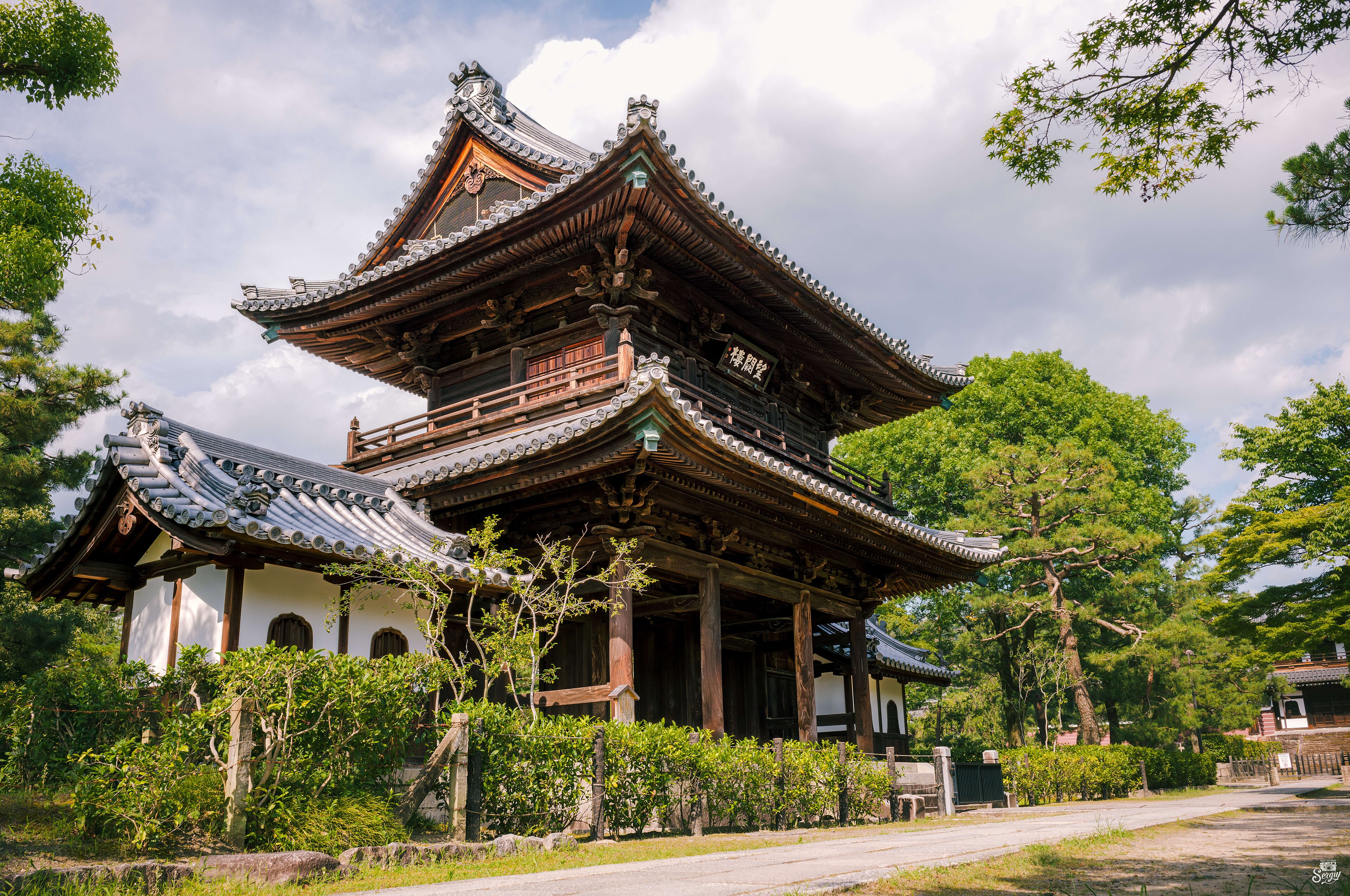 La terrazza di legno del Kiyomizudera si sporge sulla foresta di aceri, con Kyoto sullo sfondo