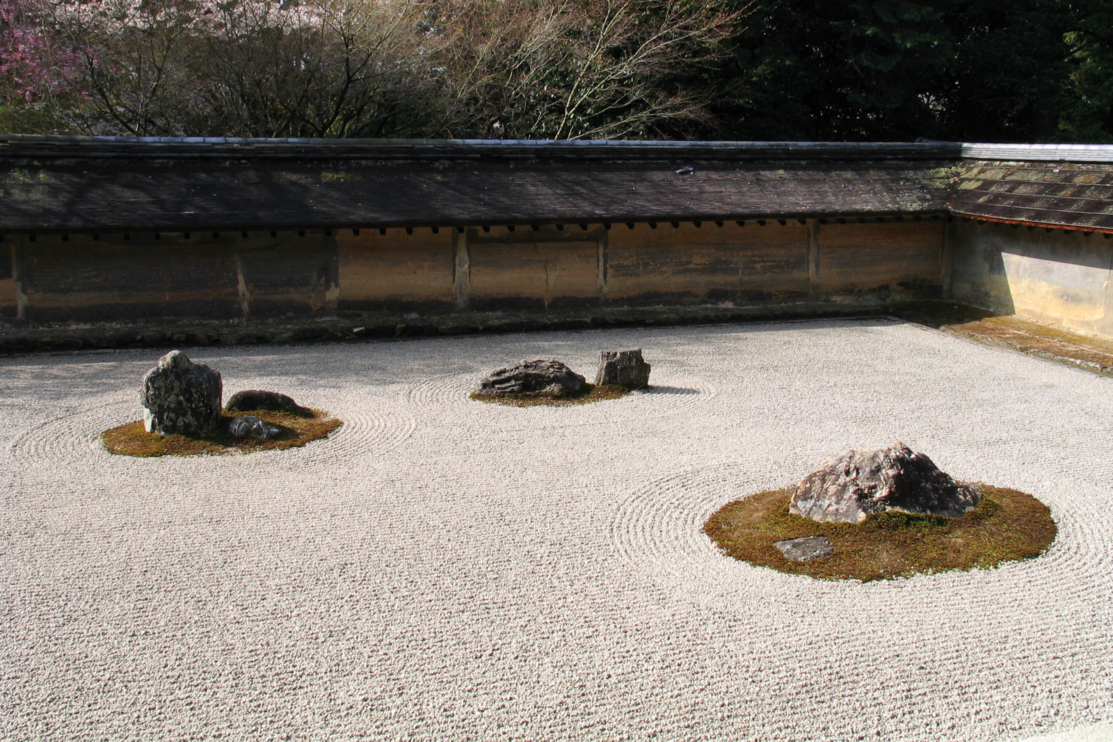 Il giardino Ryoanji a Kyoto: sabbia rastrellata e rocce, simbolo del giardino zen giapponese