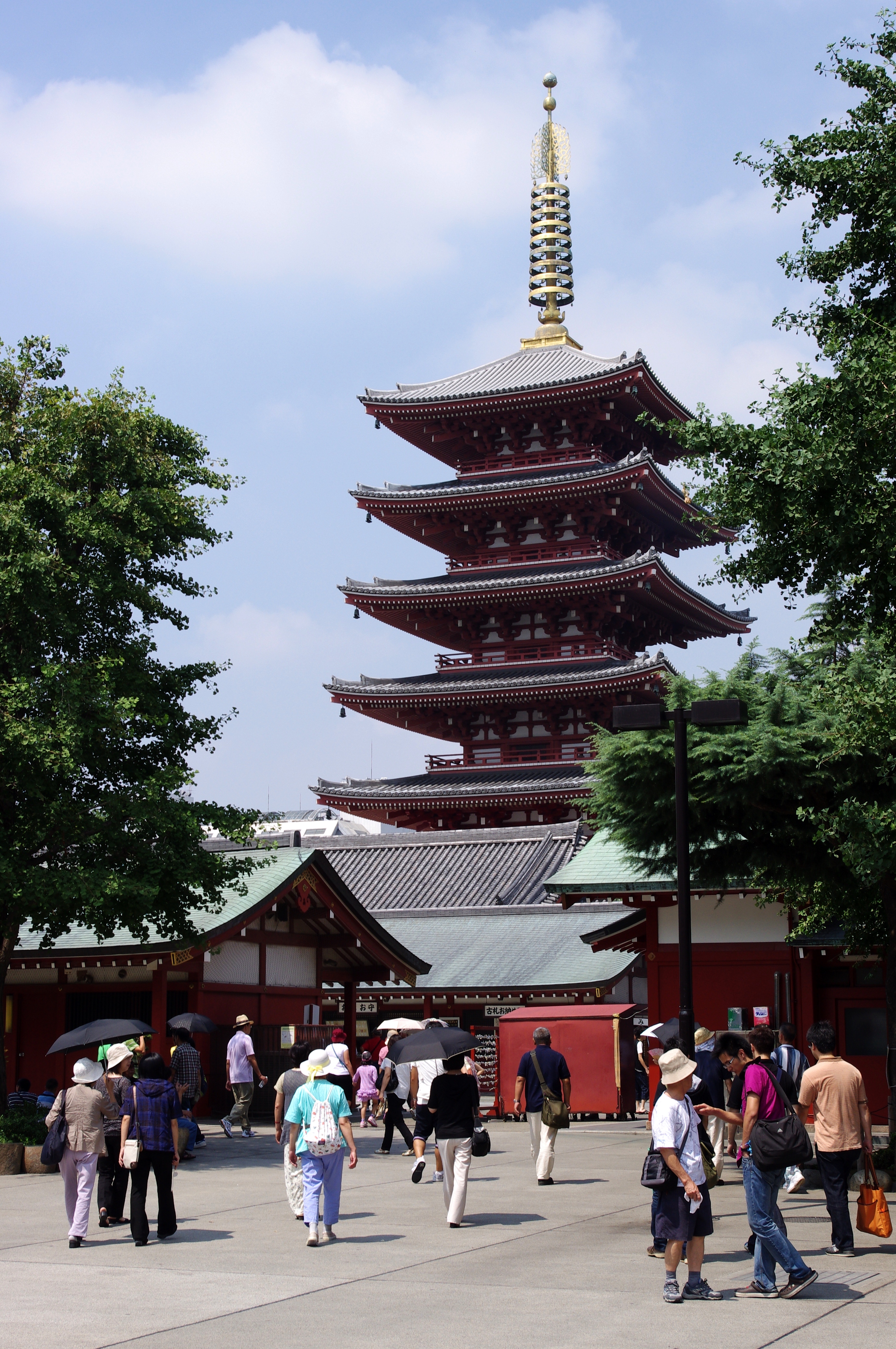 La sala principale del Senso-ji illuminata di notte, con la grande lanterna e il tetto curvato