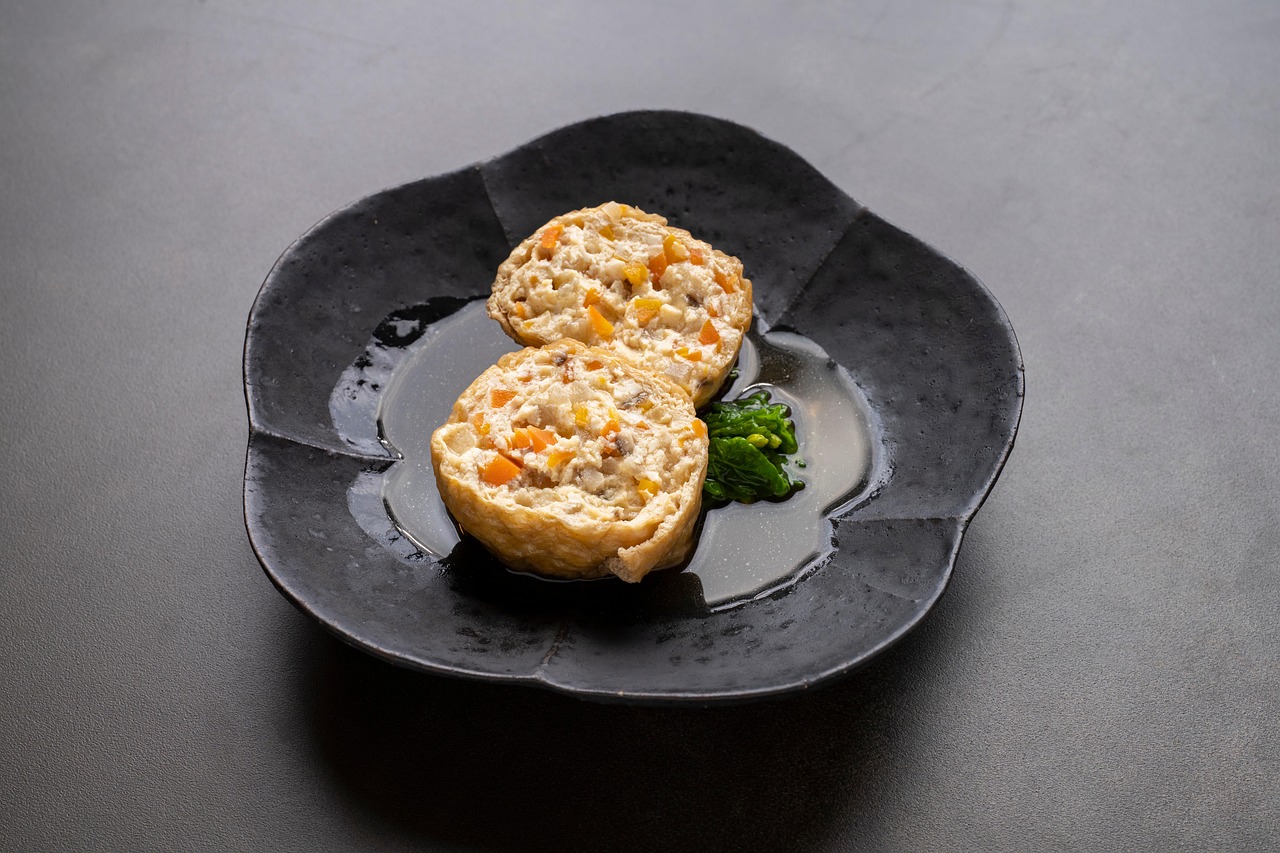 Tofu fresco in una ciotola con dashi chiaro e foglie di shiso