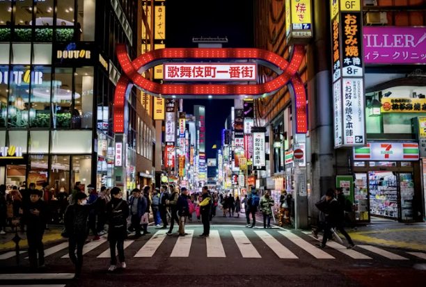 Il quartiere di Shinjuku di sera con i neon di Kabukicho