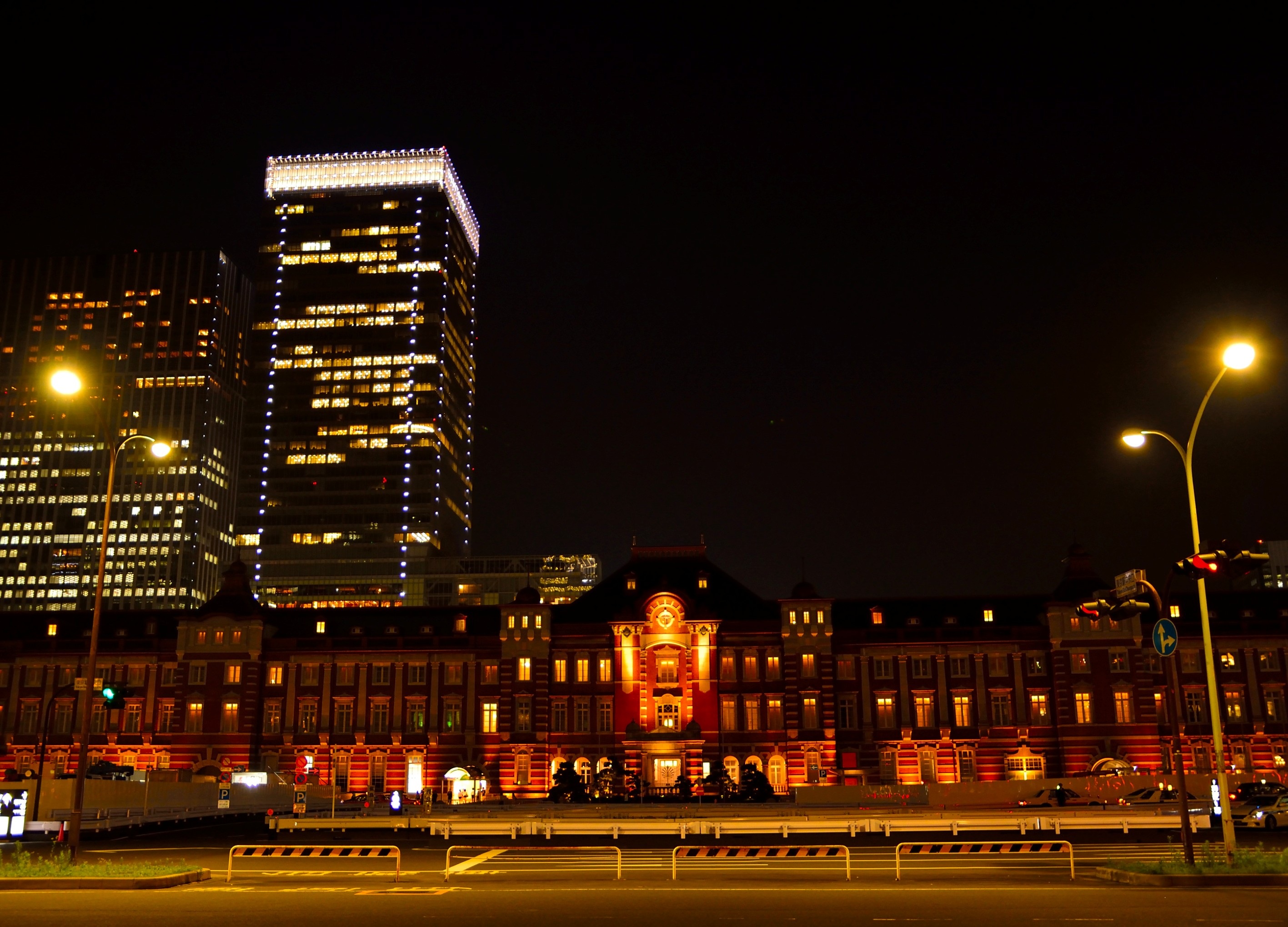 La stazione di Tokyo di notte, illuminata e silenziosa, simbolo dell'efficienza e del design giapponese