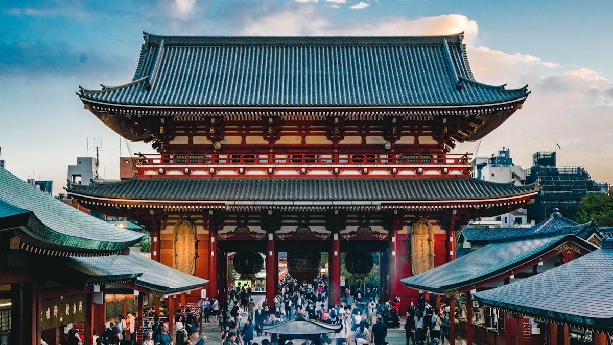 La porta Hozomon del tempio Senso-ji ad Asakusa, con la folla davanti