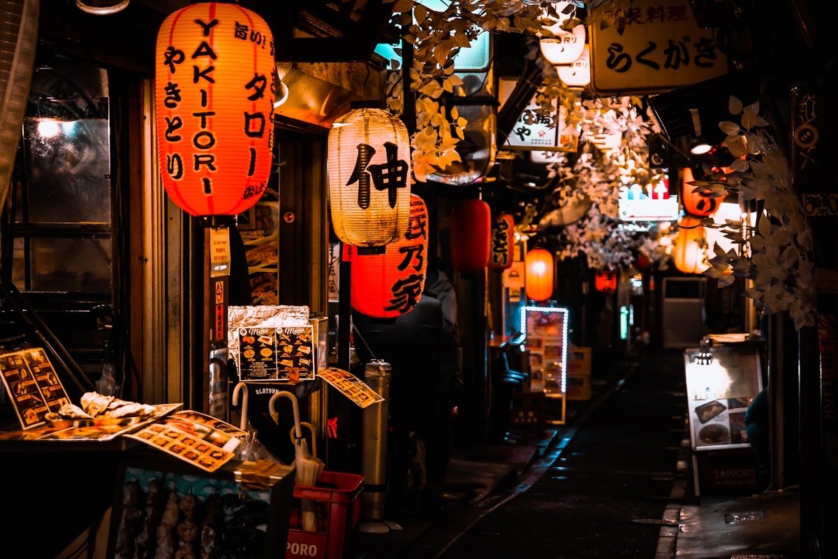 Un vicolo di Omoide Yokocho con le lanterne accese e le insegne dei locali