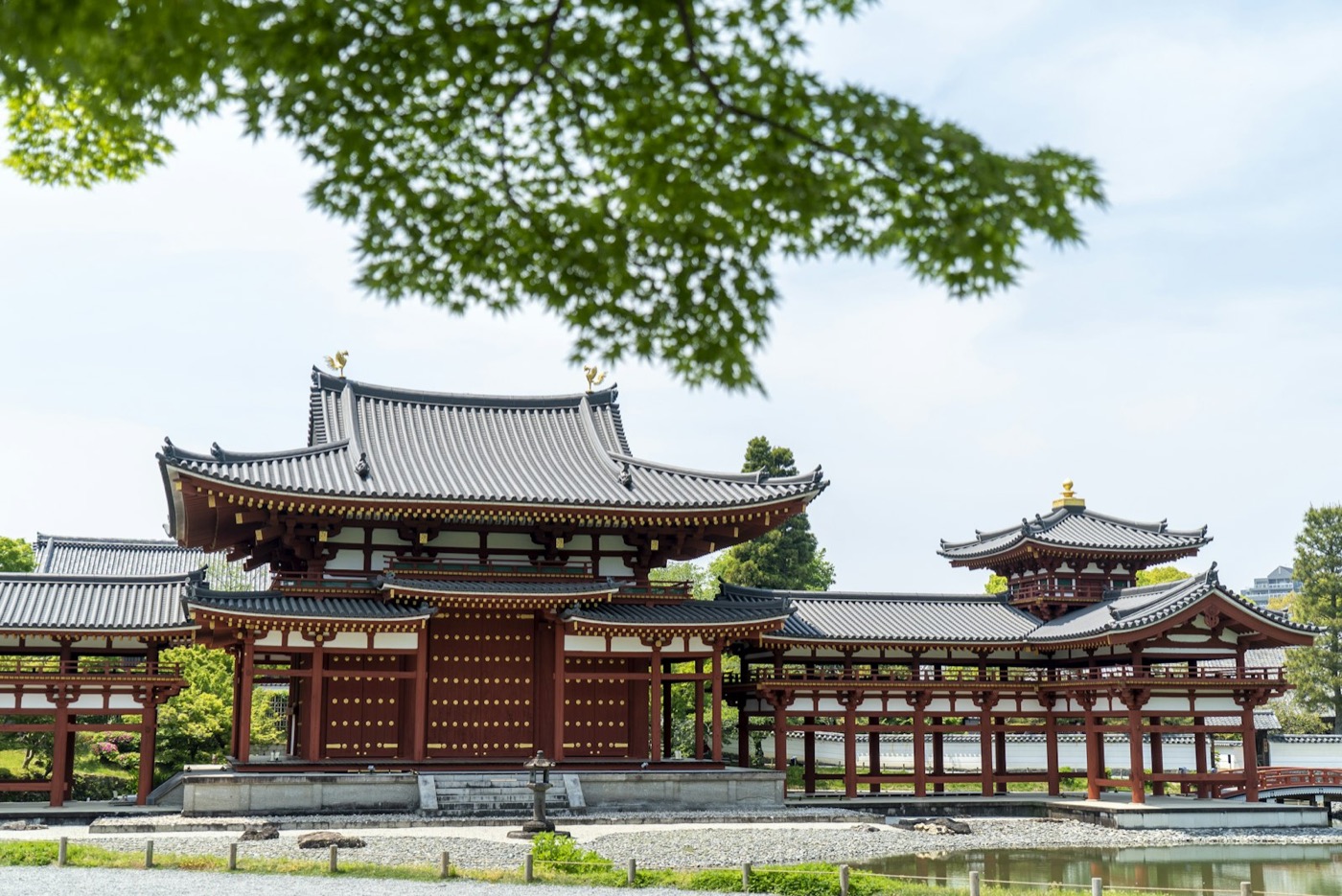 Il tempio Byodoin (Sala della Fenice) di Uji, con il padiglione rosso e le fenici dorate sul tetto, riflesso nel laghetto
