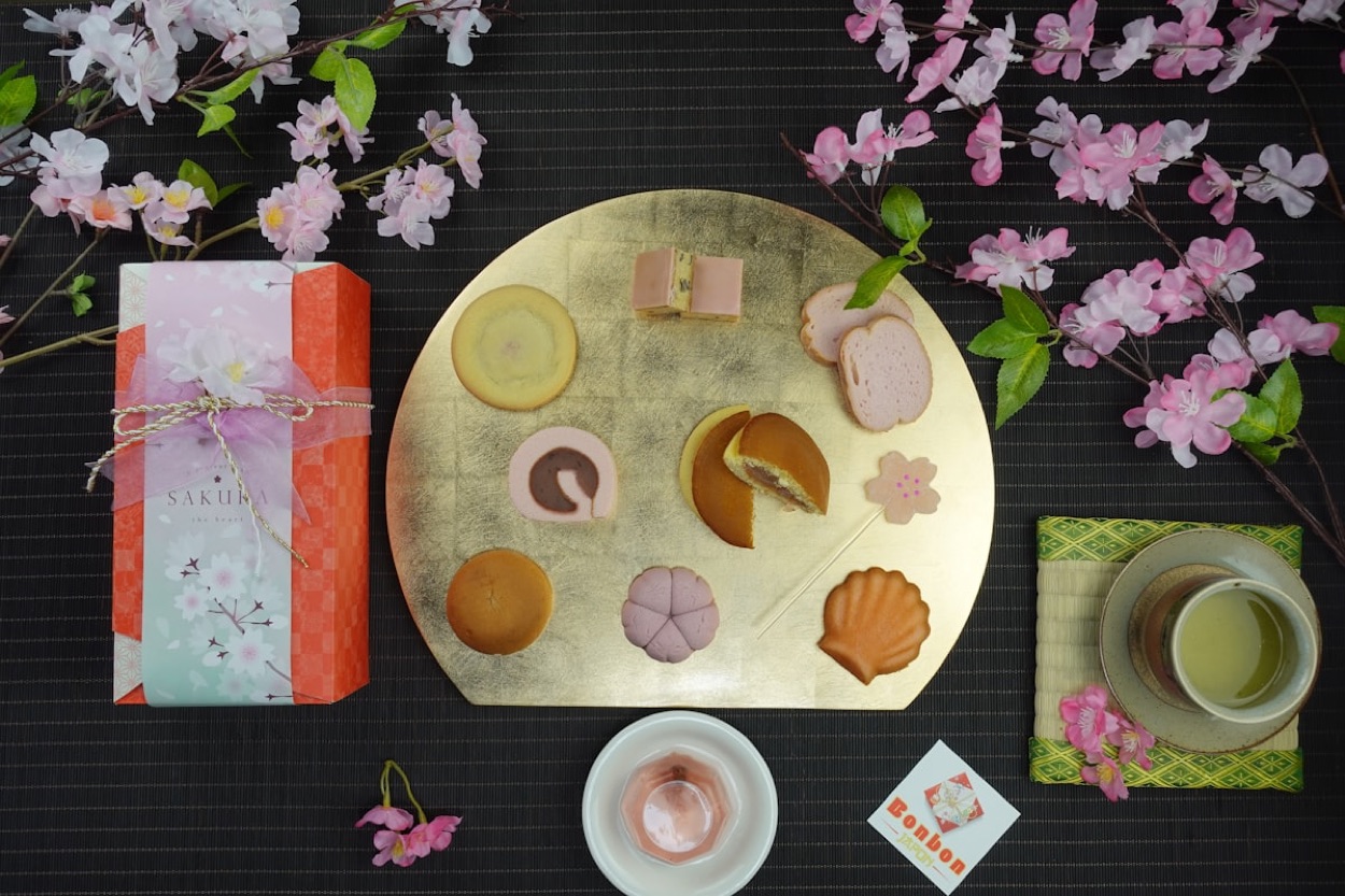 I dolci tradizionali wagashi al matcha esposti in una vetrina, con le confezioni curate in cartoncino verde