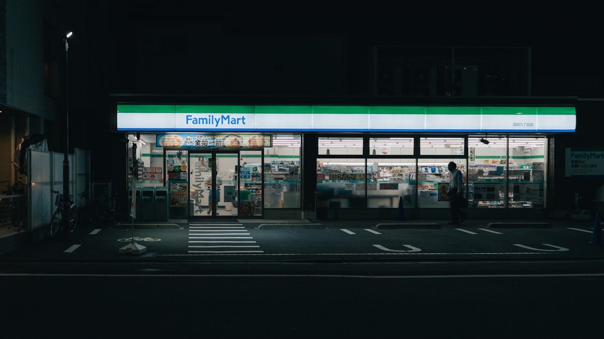 Un convenience store giapponese illuminato di notte