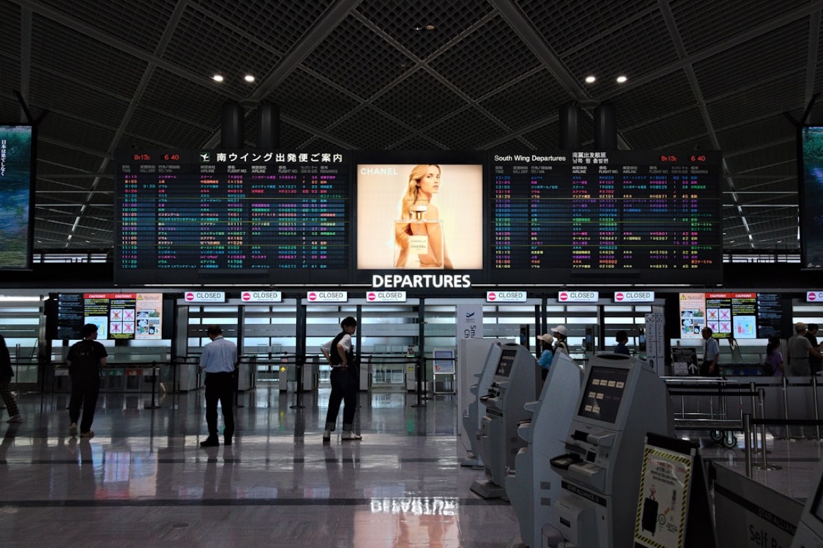 Il tabellone delle partenze dell'aeroporto di Narita, con le scritte in giapponese e le postazioni di check-in