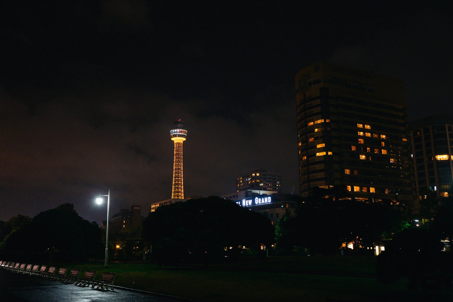 La Marine Tower di Yokohama illuminata di sera, vista dal parco di Yamashita lungo il porto
