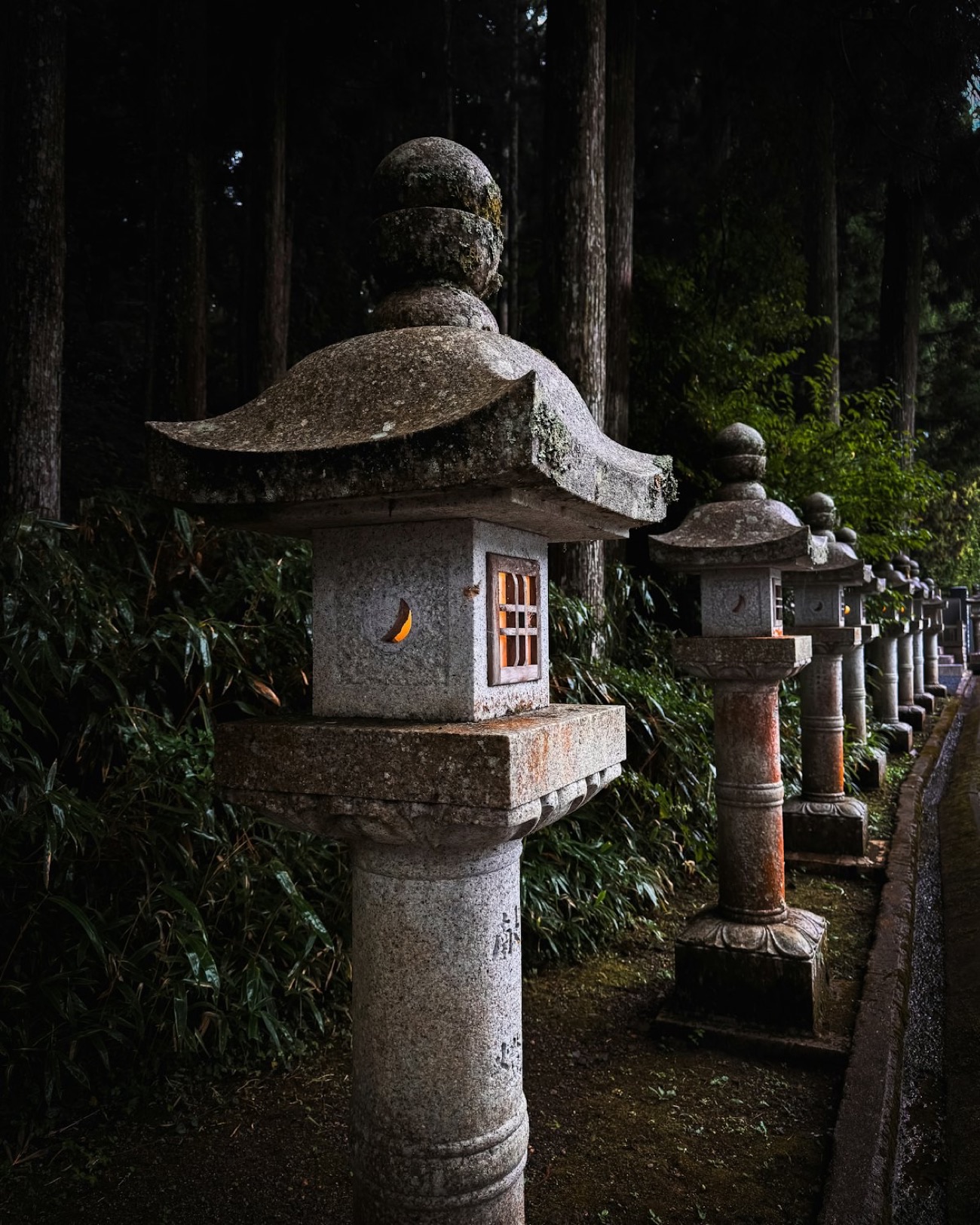 La sala di meditazione zazen al tempio di Koyasan, con le finestre che si aprono sul giardino
